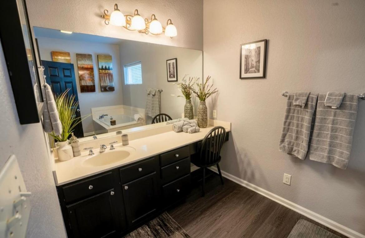 Brooklynn'S Bay, Elegant Lakefront Condo Retreat Hot Springs Esterno foto