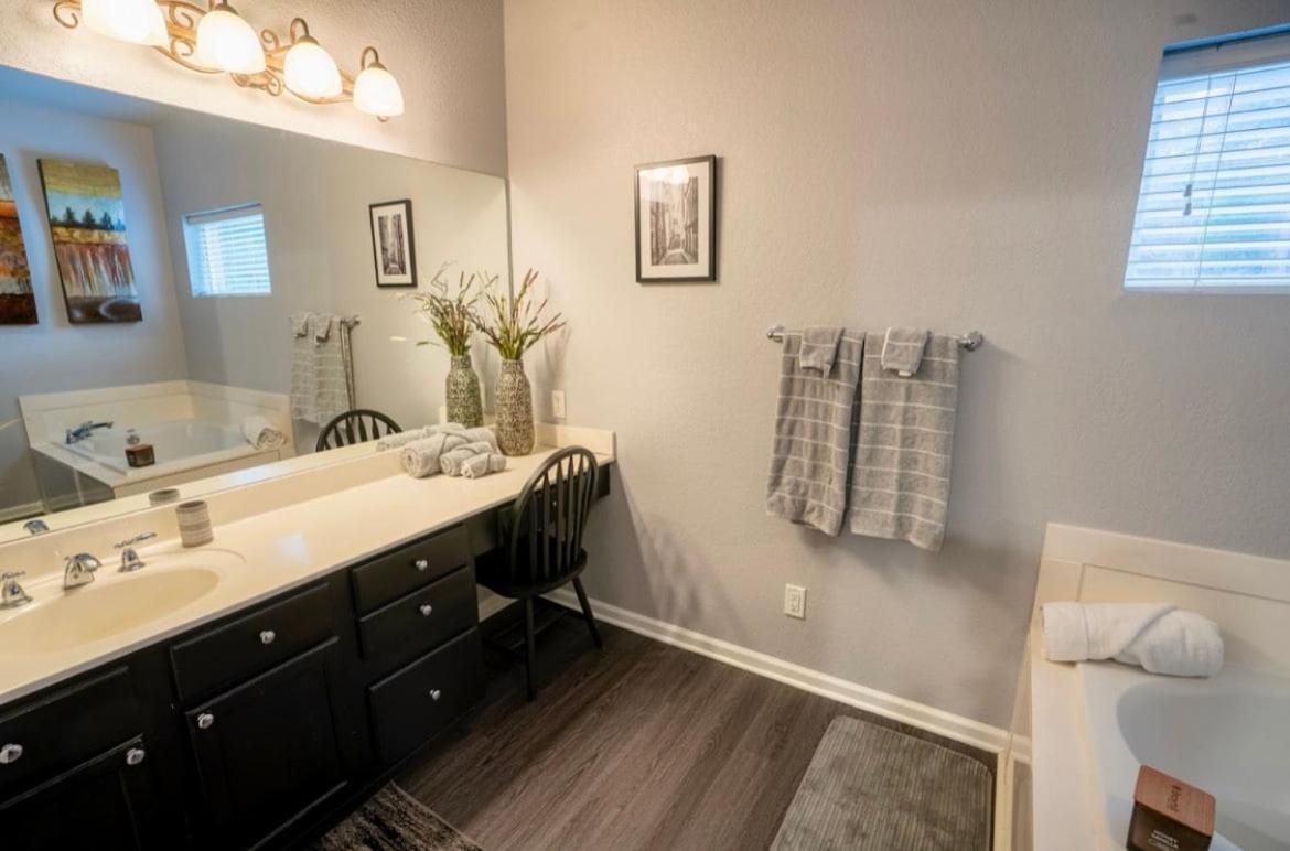 Brooklynn'S Bay, Elegant Lakefront Condo Retreat Hot Springs Esterno foto