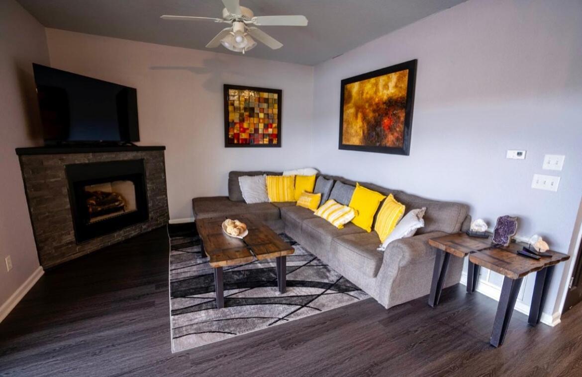 Brooklynn'S Bay, Elegant Lakefront Condo Retreat Hot Springs Esterno foto