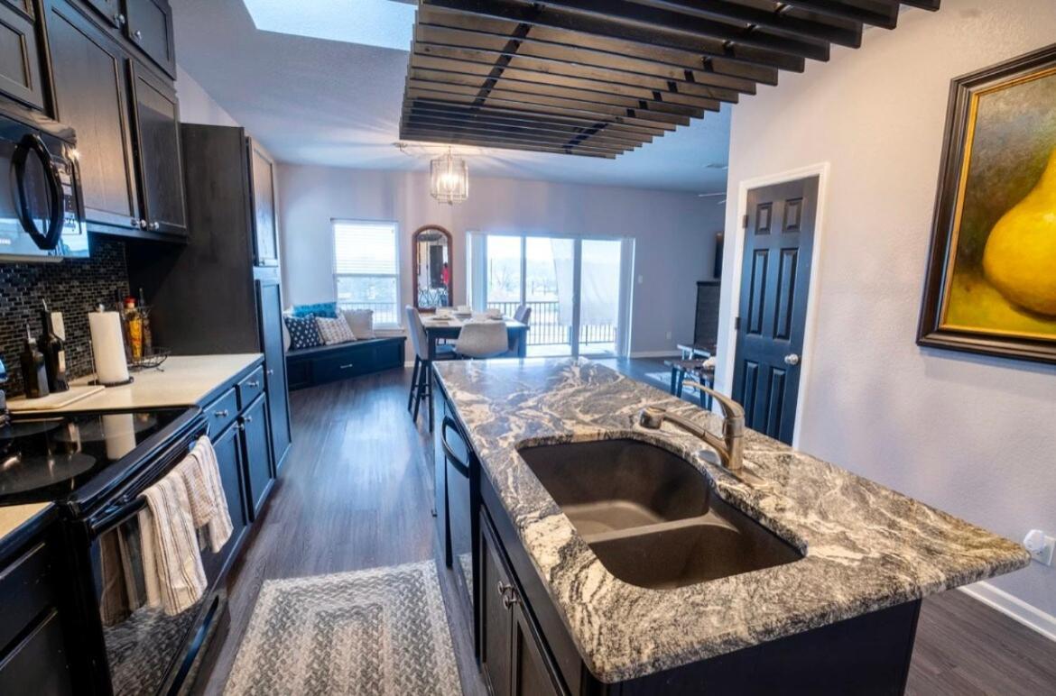 Brooklynn'S Bay, Elegant Lakefront Condo Retreat Hot Springs Esterno foto