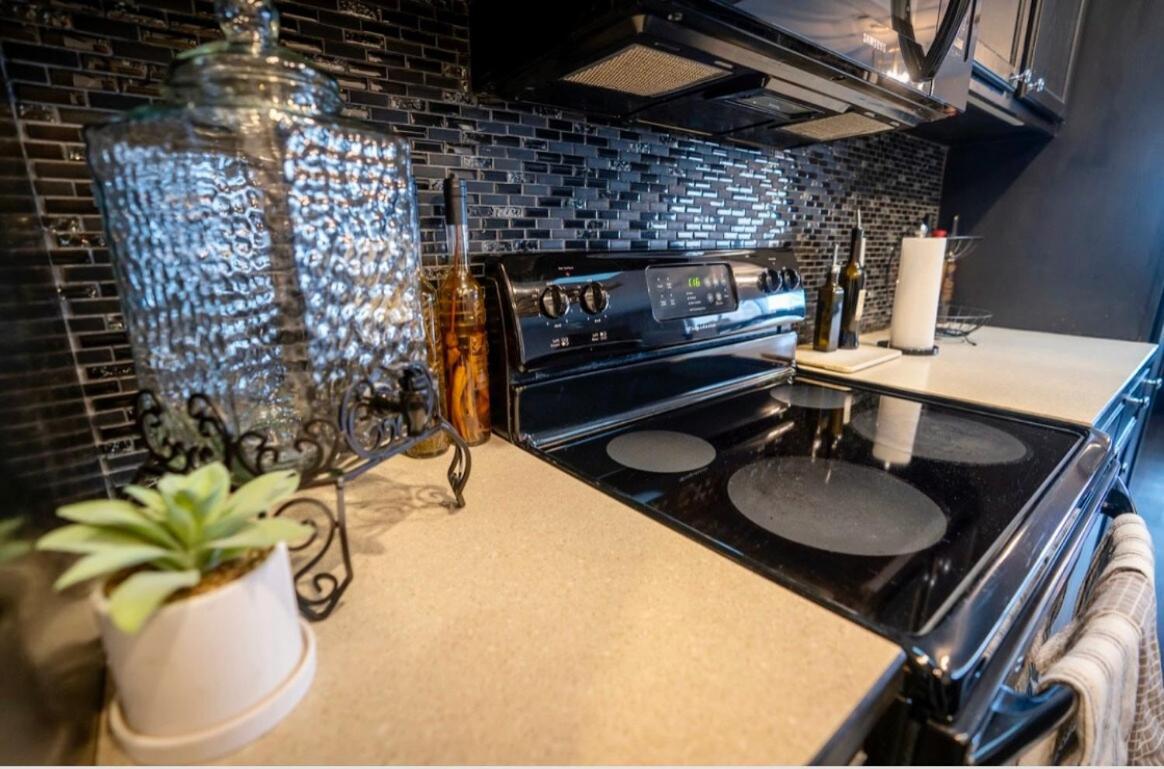 Brooklynn'S Bay, Elegant Lakefront Condo Retreat Hot Springs Esterno foto